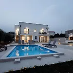 Vakantiehuis Milutin 1 *