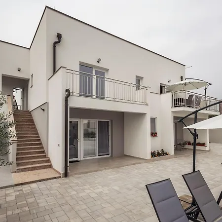 Milutin 1 Feriehus Vrsi